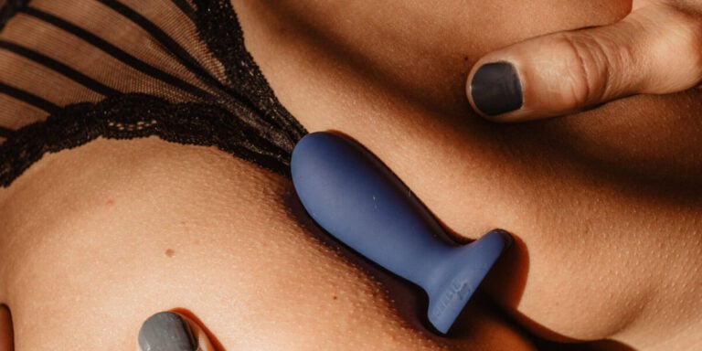 Buttplug zwischen den Pobacken, darunter ein schwarzer String