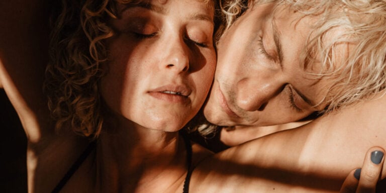 Karezza: Hetero-Paar schmiegt sinnlich Gesichter aneinander