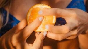 Sex im Sommer: Hand mit Orange