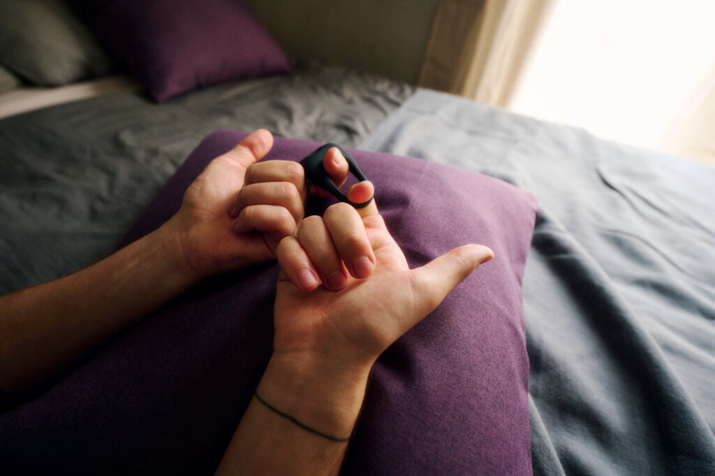 Sextoys anders benutzen: Paar hält Penisring in den Fingern