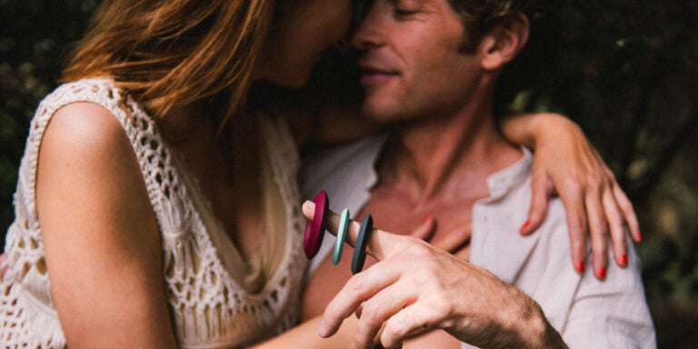 Sexy Sommer-Challenge: Hetero-Paar mit Mann, der Penisringe um seinen Finger trägt