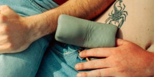 Masturbator reinigen: Männerhand hält einen Masturbations-Sleeve