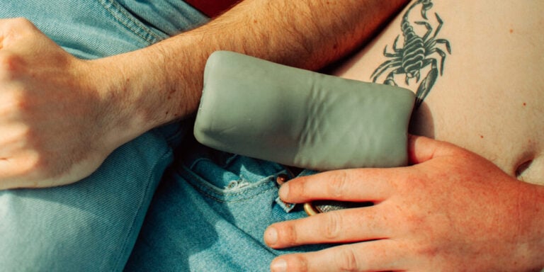 Masturbator reinigen: Männerhand hält einen Masturbations-Sleeve