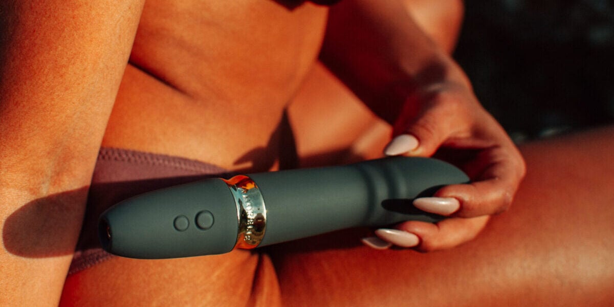 Sexreport Urlaubsfakten: Frau im Bikini hält Rabittvibrator