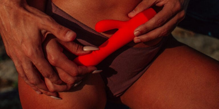 Sexreport: Urlaubsfakten. Paar in Bademode hält einen Rabbitvibrator
