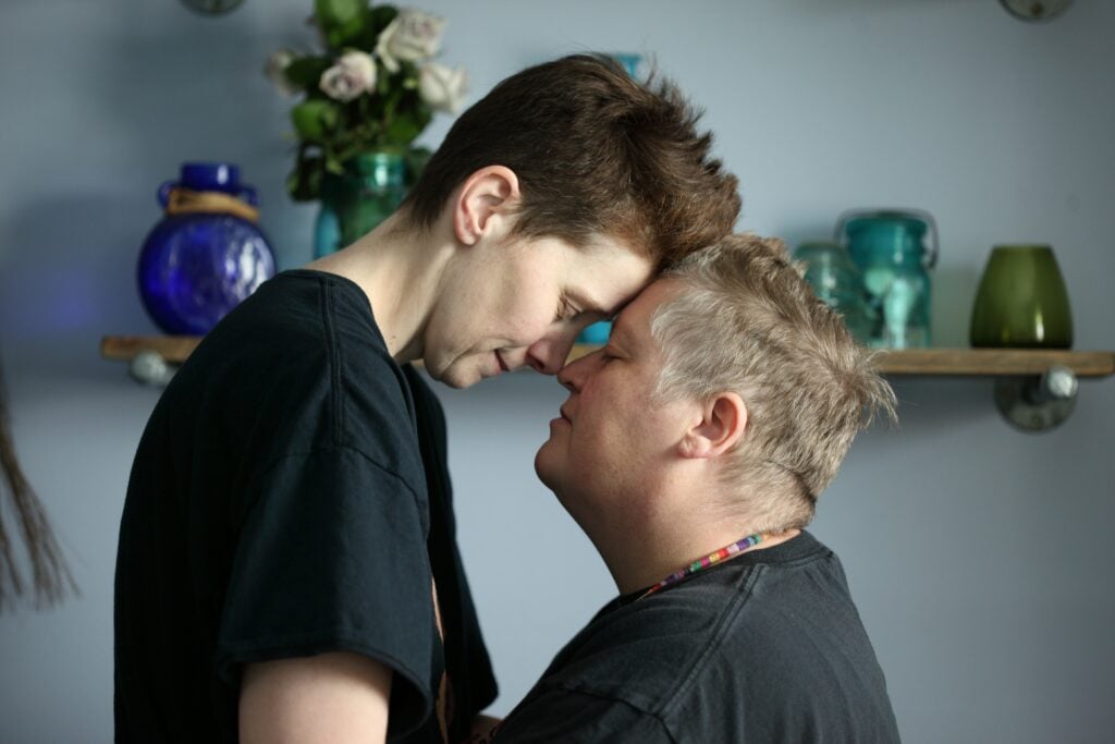(LGBTQIA Fehlinformationen): Masc-lesbisches Paar hält liebevoll Köpfe aneinander