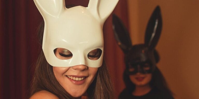Sexy Karnevalskostüme: Zwei Frauen mit Hasenmasken