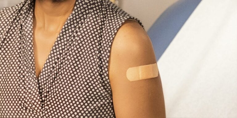 HPV: Oberarm mit Pflaster nach einer Impfung