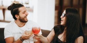 Sober Sex: Paar stößt an mit Cocktails
