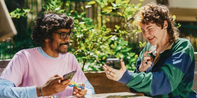 Sex mit Autismus und ADHS: Paar das sich Handy zeigt