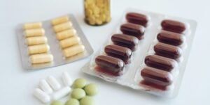 Potenzmittel: verschiedene Tabletten und verpackte Kapseln