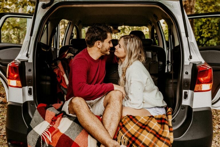 Paar im Campervan