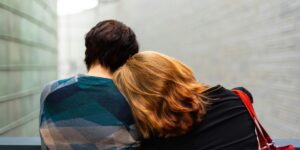 Fehlgeburt: Person lehnt sich an Schulter einer anderen an
