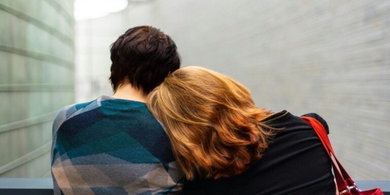 Fehlgeburt: Person lehnt sich an Schulter einer anderen an