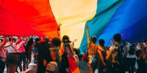 LGBTQ Falschinformationen: Demogruppe und Regenboggenfahne