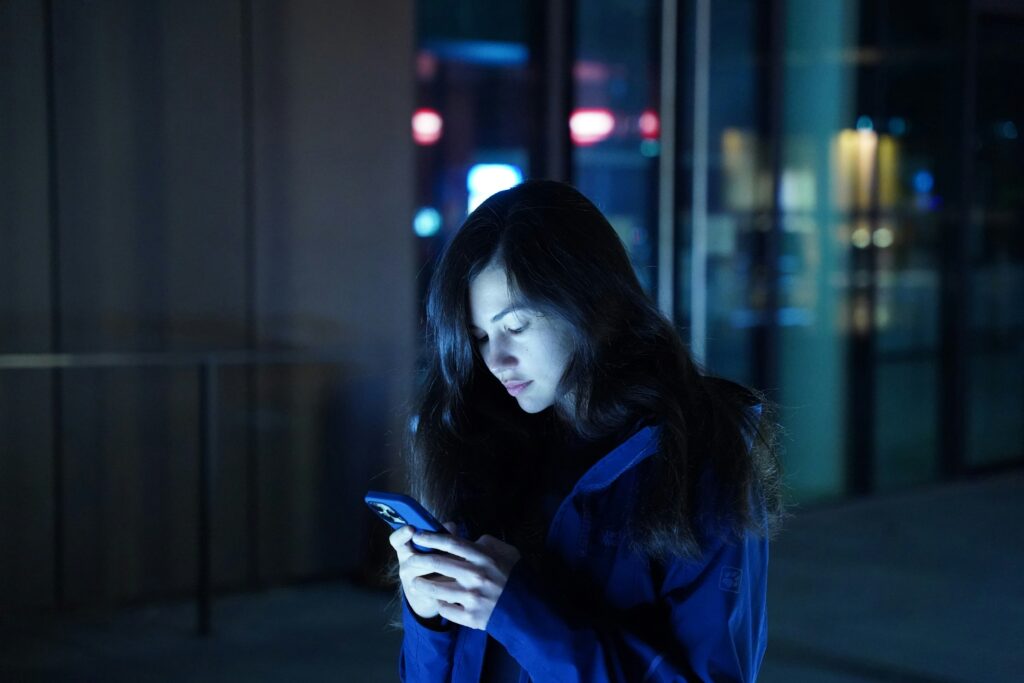 Künstliche Intelligenz: Frau am Handy