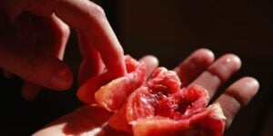 Finger tauchen in Blutorange ein