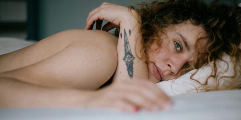 Intersex: Person liegt seitwärts und blick in die Kamera