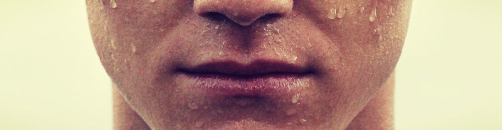 Anilingus Vorbereitung: Bild der unteren Gesichtshälfte einer Person, die nass ist