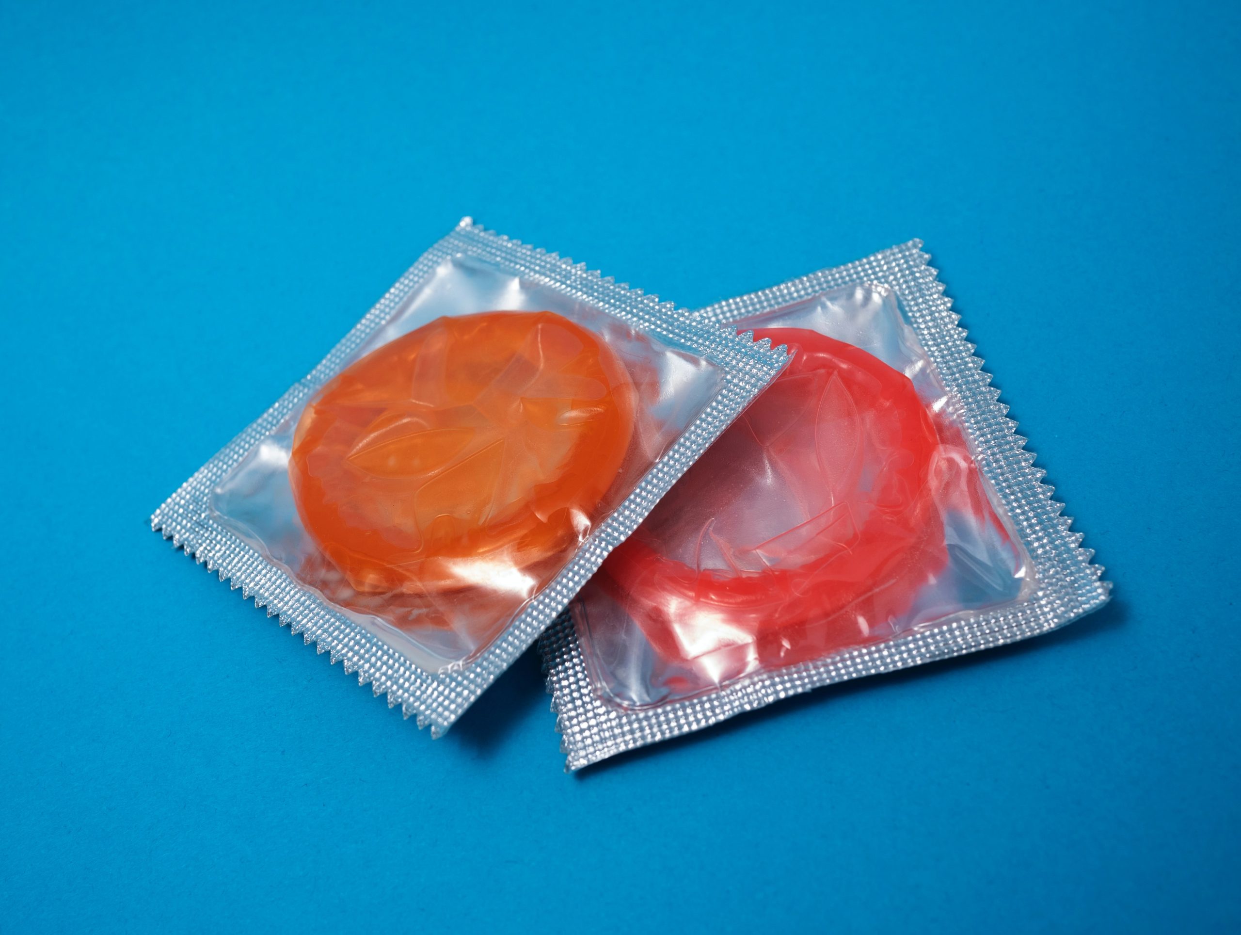 Kondome auf blauem Hintergrund
