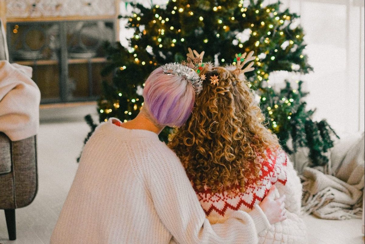 Last-Minute-Geschenkideen - Paar vor Weihnachtsbaum